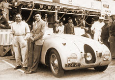 Пьер Вейрон после гонки в Ле Мансе рядом со своим автомобилем Bugatti T57C