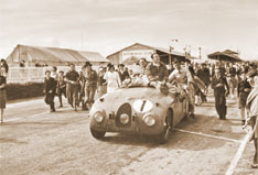 Жан-Пьер Вимилль и Пьер Вейрон на Bugatti T57С - парадный круг победителей гонки Le Mans в 1939