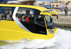 Показан первый в мире водоплавающий автобус