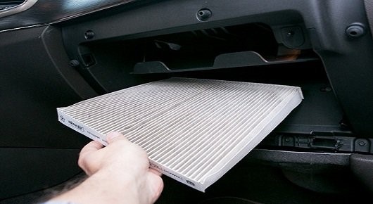 Неисправный салонный фильтр не справляется с образующейся влагой и пылью в машине