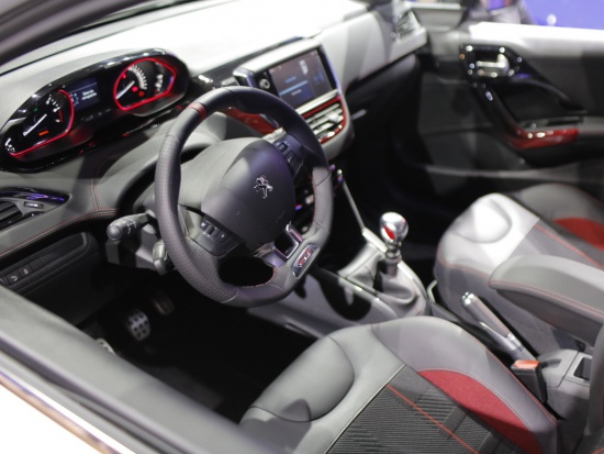 "Горячий" Peugeot 208 GTi и роскошный 208 XY дебютировали в Париже