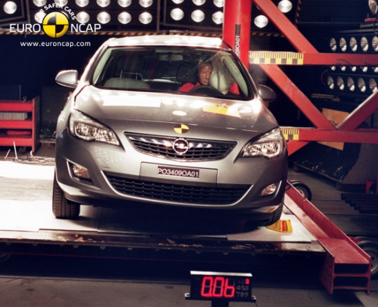 Боковой краш-тест новой Opel Astra от EuroNCAP.