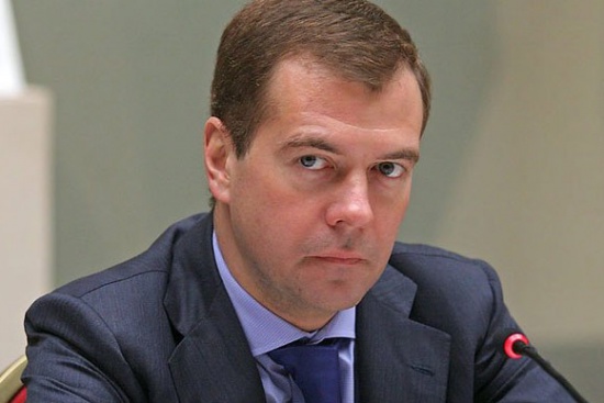 Медведев предложил ужесточить условия получения прав категорий "Д" и "Е"