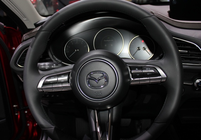 Руль и приборная панель аналогична новой Mazda 3