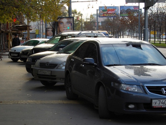 В центре Москвы знаки "Стоянка запрещена" заменят парковками