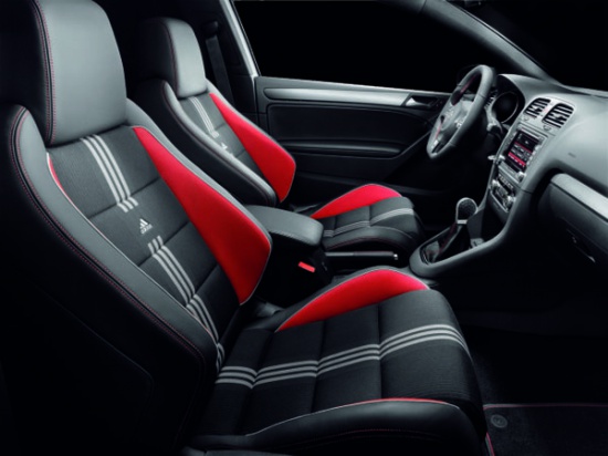VW Golf GTI примерил на себя “adidas”