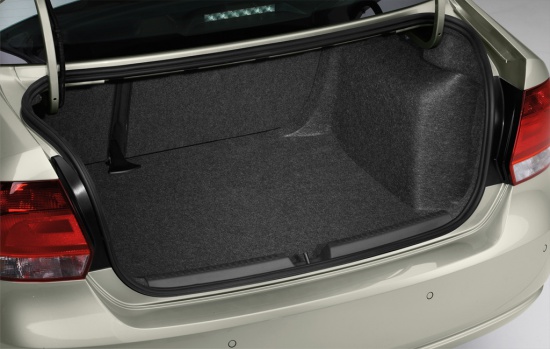 Багажник просторный, а для особо практичных предусмотрена возможность складывания спинки заднего сидения в пропорции 60/40. 
