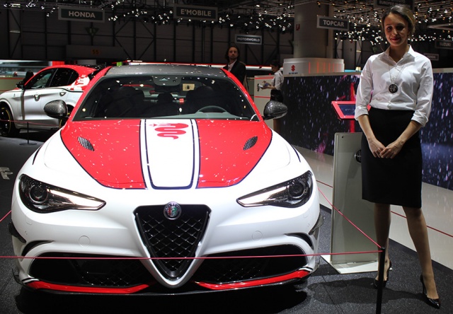 Девушка и Alfa Romeo Giulia Veloce Ti