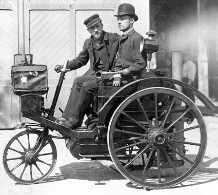 Леон Серполле и Эрнест Аркдекон на своем первом паромобиле.