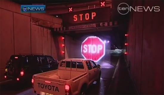 В Австралии проецируют дорожные знаки на стену воды