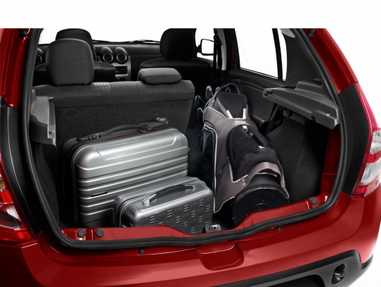 Объем багажника Renault Sandero Stepway составляет 320 литров и может быть увеличен при сложенных спинках задних сидений до 1200 литров. Задний диван для удобства перевозки багажа складывается как в неравной пропорции, так и целиком.