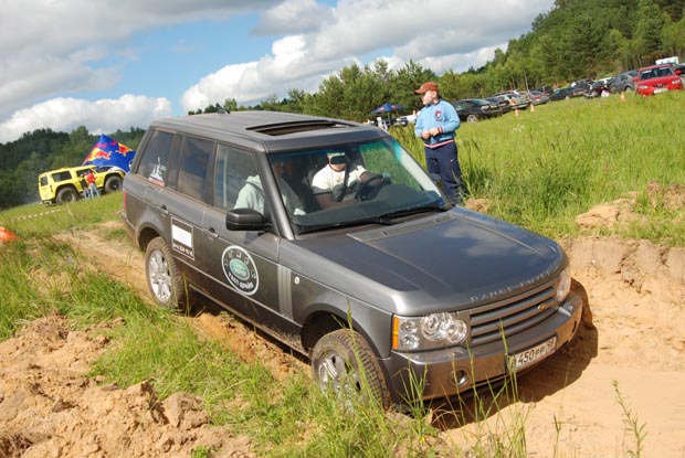 Внедорожники Land Rover и Mitsubishi вновь подверглись испытанию
