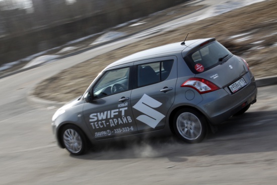 Во всех комплектациях, начиная с базовой GL стоимостью 559.000 рублей, Swift оснащается ESP, которая страхует водителя от потери контроля над машиной в скоростных поворотах.