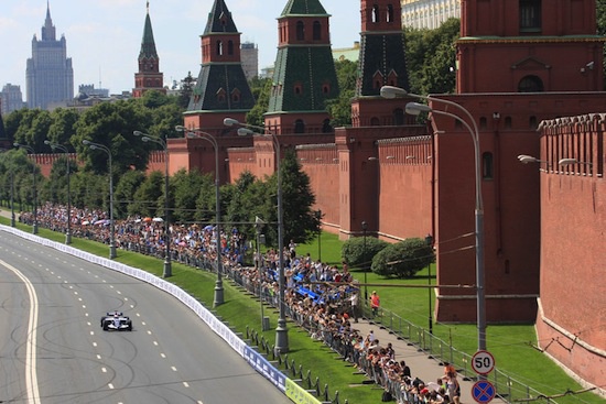 Болиды Формулы-1 в июле у стен Кремля