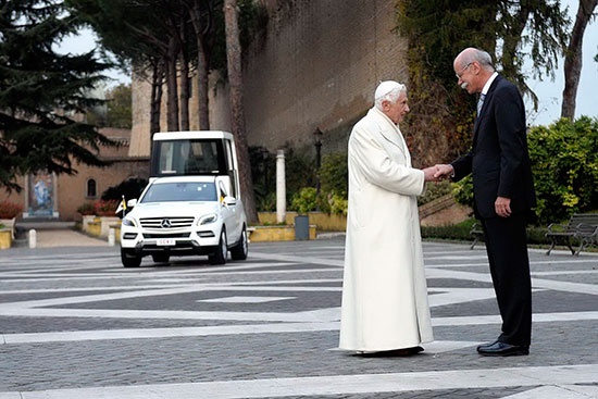 Mercedes Benz преподнес Папе Римскому первый рождественский подарок