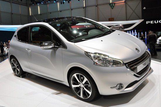 Peugeot представил изящный миникар 208 в Женеве