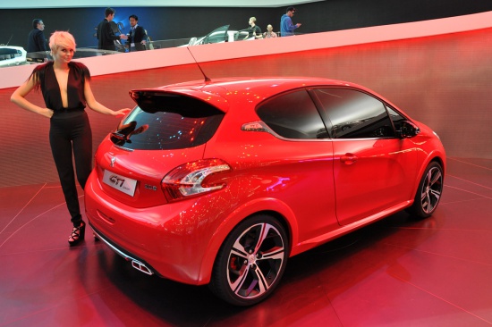 Peugeot представил изящный миникар 208 в Женеве