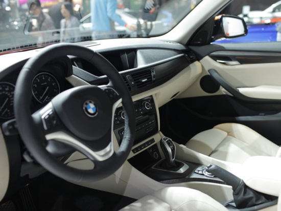 BMW в Нью-Йорке: компактный кроссовер и "заряженный" кабриолет