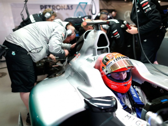 FIA оштрафовала Mercedes из-за схода Шумахера