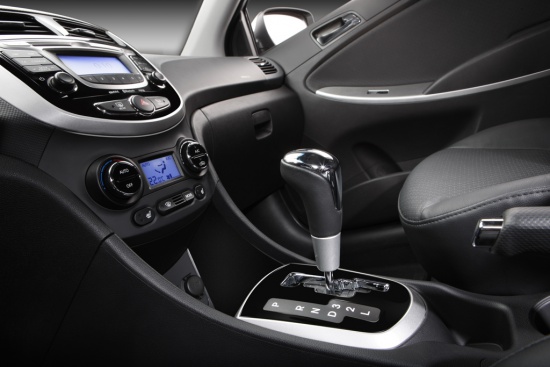 Все Hyundai Solaris по умолчанию оснащены 5-ступенчатой МКПП. Автоматическая коробка передач обойдется в 30 000 рублей.