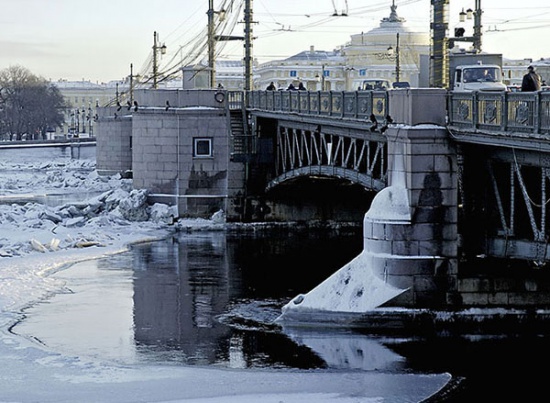 В Петербурге начали разводить мосты