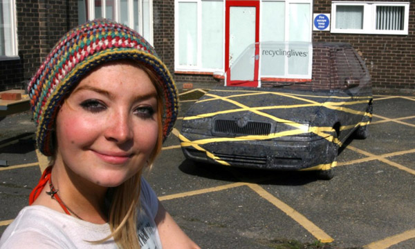 Машина Сары, припаркованная возле ее художественной студии.