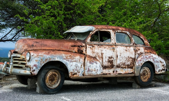 Старый автомобиль, покрытый пятнами коррозии