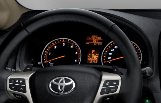 Рулевое колесо Toyota – минимум кнопок, максимум удобства и продуманности.