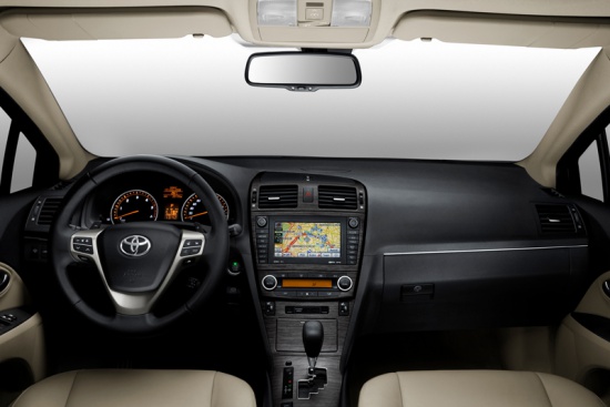 Toyota Avensis 2.0. Вверху ходовая версия с вариатором и двигателем 1,8, внизу самое богатое исполнение в комплектации «Люкс» со встроенной навигацией. 