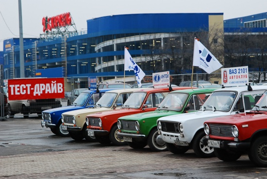 Парад копеек открыл выставку "Мир автомобиля"