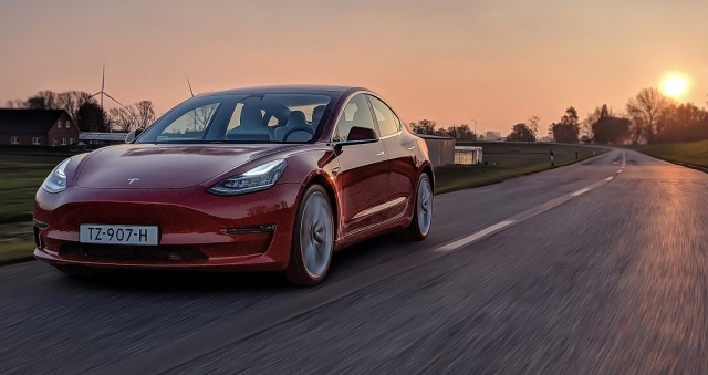 Причина лежала на поверхности: собственники Tesla Model 3 любят свои машины