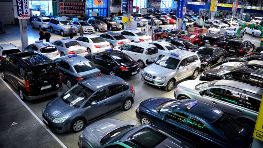 Небольшое снижение продаж также наблюдается на рынке автомобилей, выпущенных больше 10 лет назад