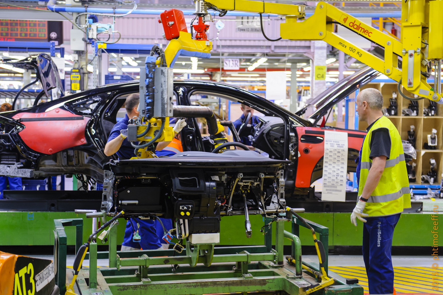 В компании Ford заявили, что роботы не заменят ручной труд на заводе