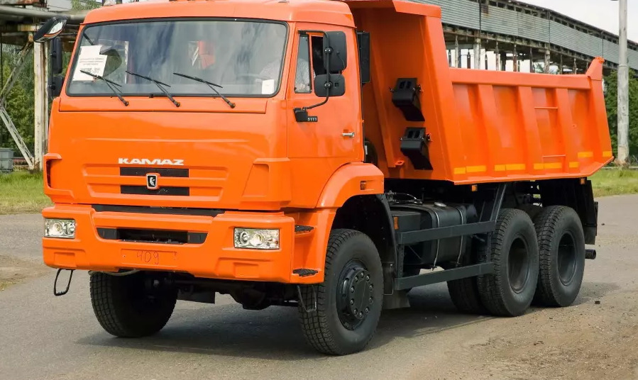 Старая версия кабины для бескапотных грузовиков КамАЗ была создана еще в далеком 1960-м году, затем дважды, в конце 90-х и 00-х годов, была модифицирована, сейчас она обозначается буквами КЗ