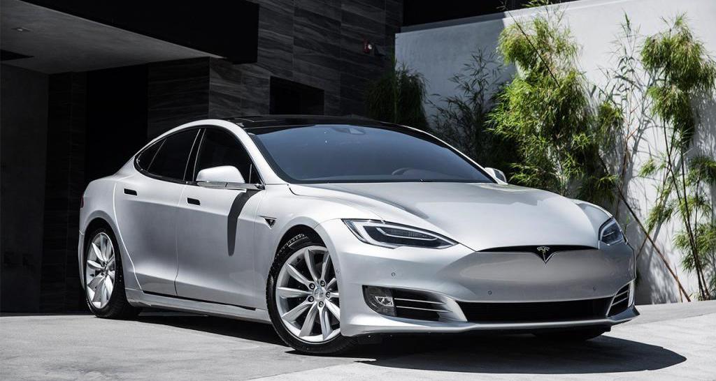 Автомобили Tesla примут «стойку гепарда»