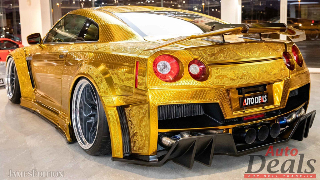 «золотой» Nissan GT-R - вид сзади