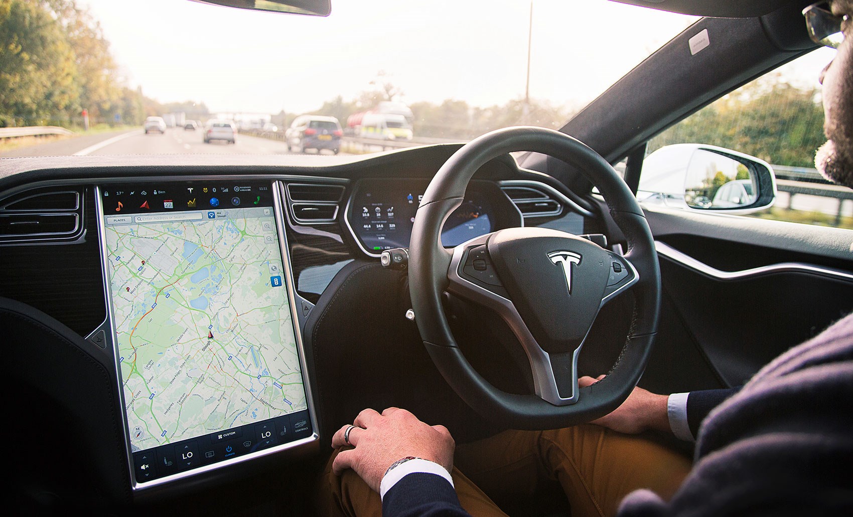 На электрокары Tesla будут устанавливать автономный автопилот