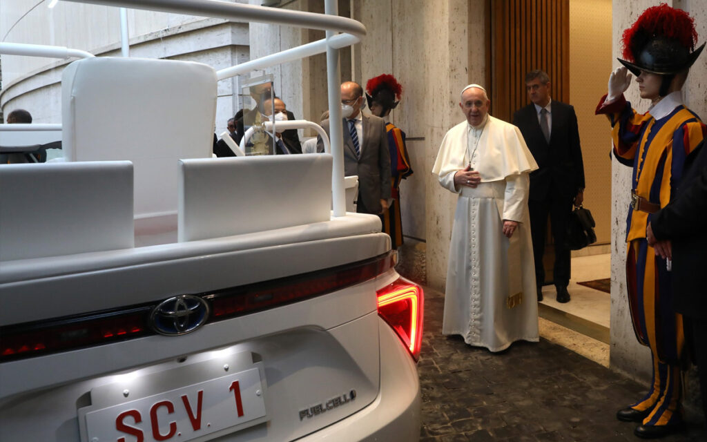Автомобиль является специальной версией, разработанной для Папы римского Франциска