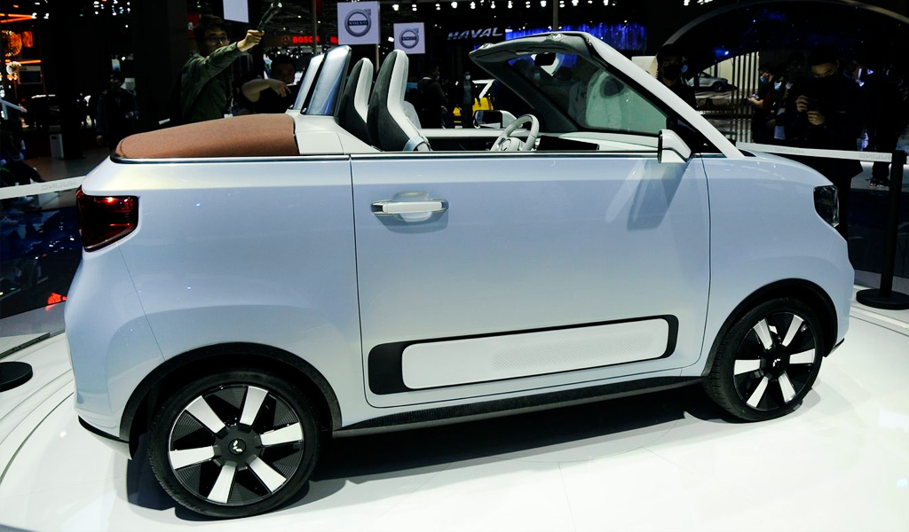 Популярный китайский бюджетный электромобиль появился в версии кабриолет