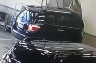 В Москве сотрудник сервиса пробил стену на Toyota Highlander клиента