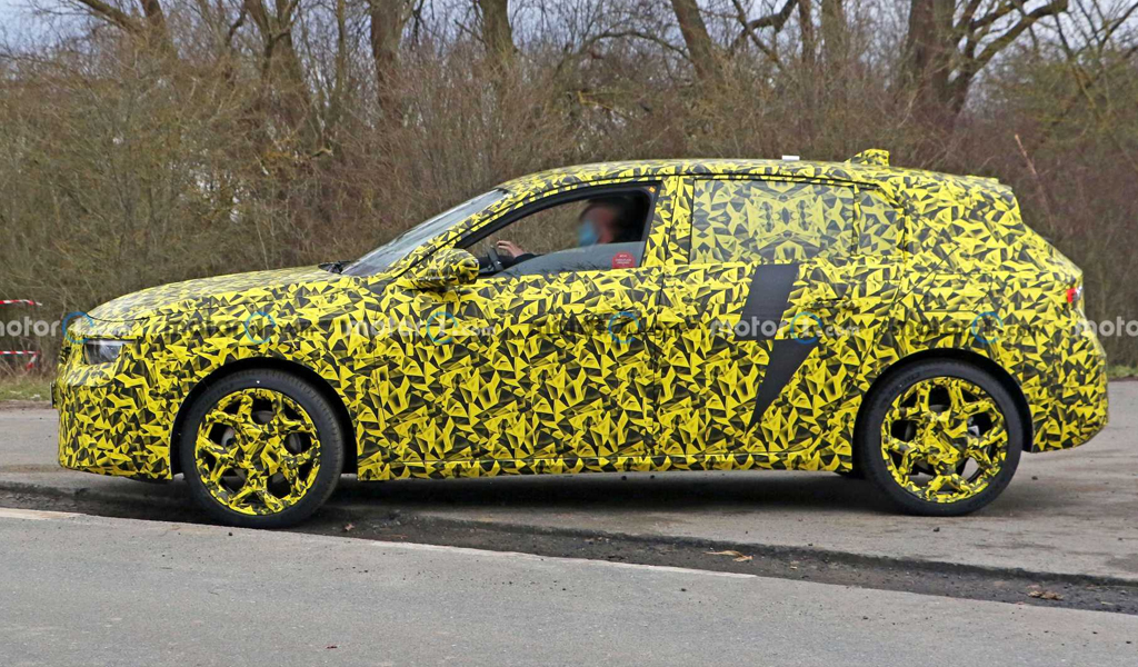 Новый Opel Astra попался на фото во время тестов