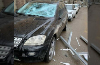 В Казани установщики уронили балконную раму на припаркованную иномарку
