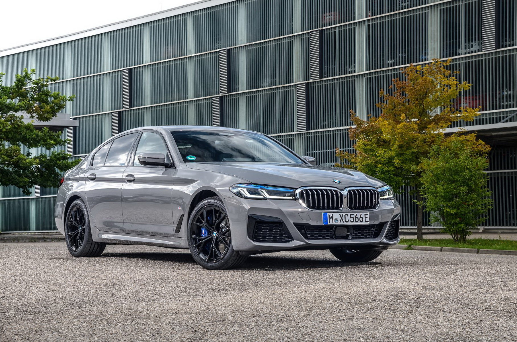 BMW открыли предзаказ на гибридную топ-версию 5-series