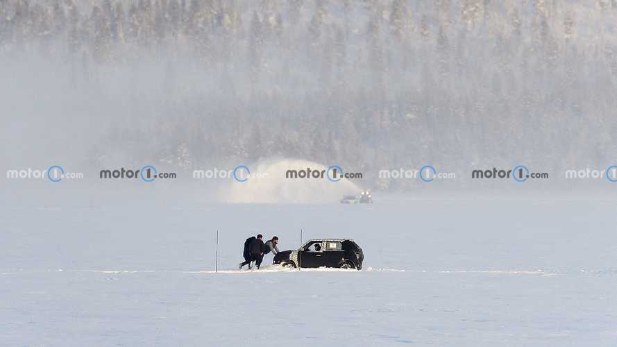 На одном из снимков видно, как Hyundai AX-1 увяз в снегу и его пришлось выталкивать