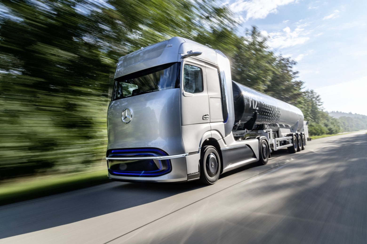 Компания Mercedes показала прототип водородного грузовика