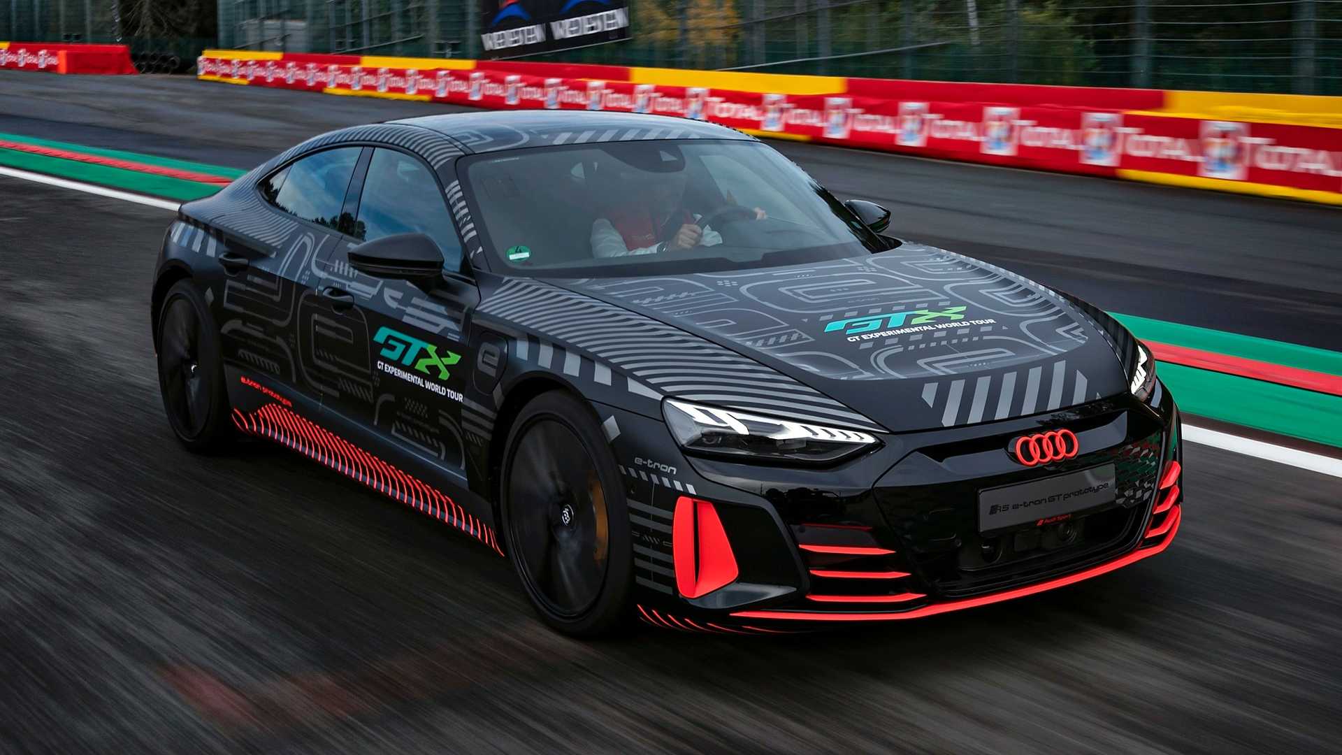 Компания Audi рассекретила новый RS на электротяге