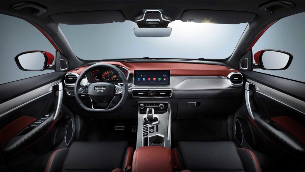 Стандартное исполнение Comfort включает в себя 18-дюймовые колесные диски, подогрев передних и задних сидений, мультимедийная система с 10,25-дюймовым экраном