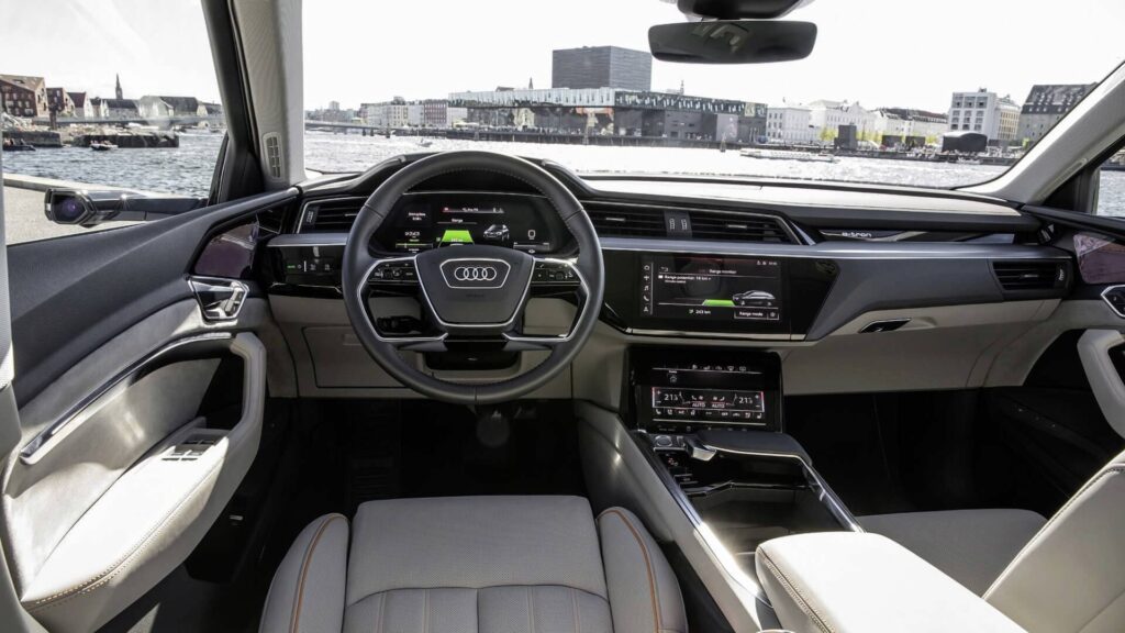 Салон Audi e-tron 