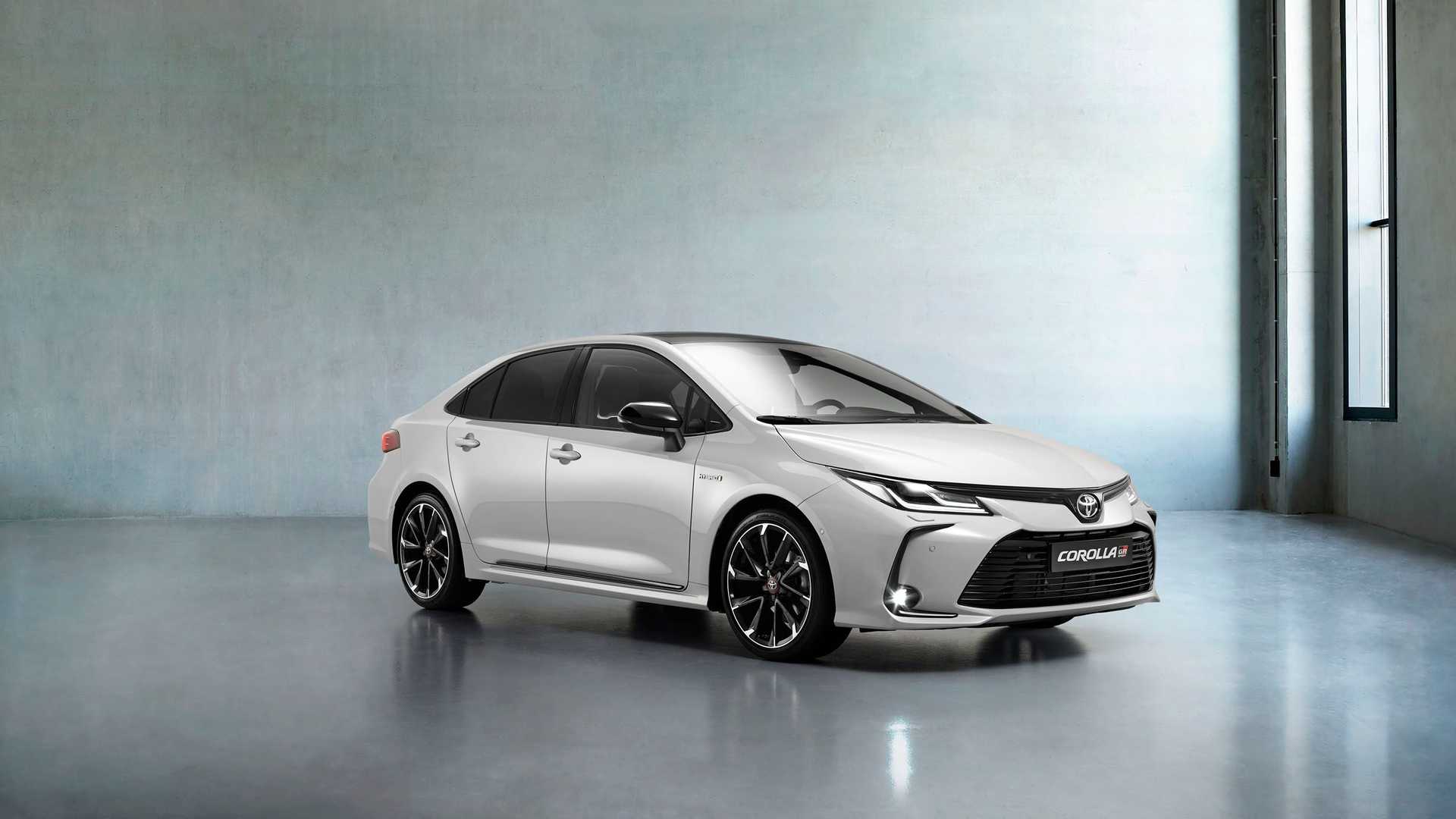В России дебютирует новый спортивный седан от Toyota
