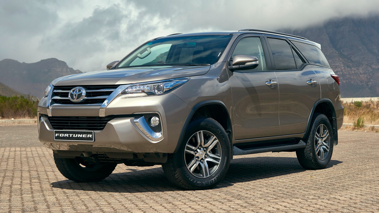 Toyota Fortuner и Hilux запустили в продажу в РФ